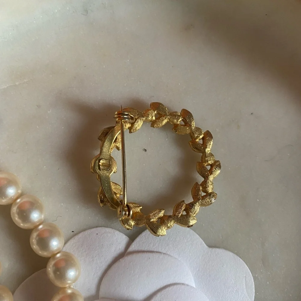 Vintage seed Pearl gold tone pin brooch